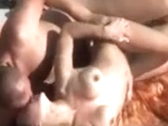 Une meuf sexy suce son mec et baise avec sur la serviette de plage