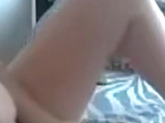 Une fille aux gros nibards se gode la chatte