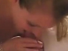 Une anglaise suce longuement son copain qui �jacule