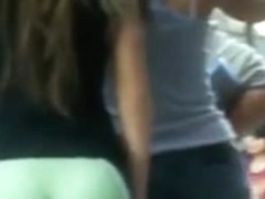 Culo de teen en una calle estupendo