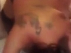 Blondinette en gangbang