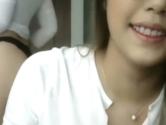 Deux minettes excitent les mecs via leur cam et se trmoussent