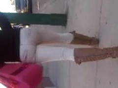 culito apretado caminando en la clark