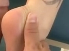 L'infirmi�re branle un patient sur un brancard