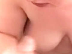 Une jeune nana grosse se prend une ejac faciale