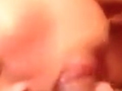 Alla zoccola napoletana piace l'uccello in bocca