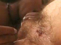 Jeune africaine dou�e pour la pipe sodomis�e par deux types