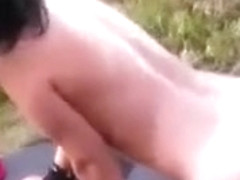 Cette brunette milf s’exhibe sur un scooter pour chauffer son hardeur, avant de recevoir des vra.