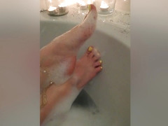 Amateur Babe Taking A Bubble Bath In Her Sexy High Heels