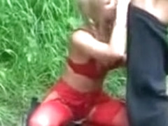 Une jeune belge naive suce un bellatre en foret de fontainebleau