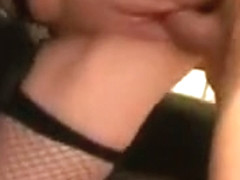 Une milf avec un d�collet� de ouf fait du porno