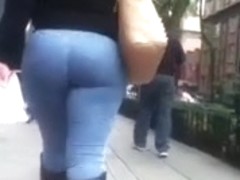 Nalgona en jeans y botas