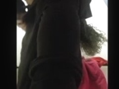 Jeune femme dans les vestiaires de la piscine 1