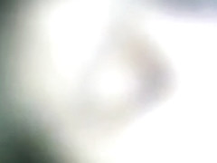 Elle suce vigoureusement comme une vraie experte la petite salope brune, elle aime bien les queues.