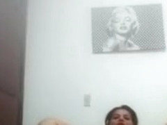 Se masturba con su juguete