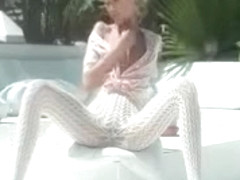 Blondie Shows Naked Body Dancing