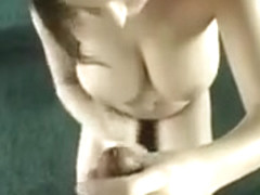 Une meuf aux seins immenses suce en voiture