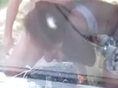 C'est sur une capot de voiture et en plein nature que nos deux couples matures aiment la baise.