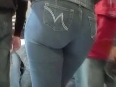 Candid video shows a gorgeous hot woman in tight blue jeans.