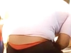 Calcinha coroa aparecendo sentada no ponto