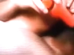 nueva joven novia cogiendo y gugando con dildos