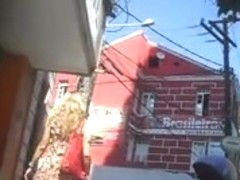 balzaca boazuda desfilando de vestidinho curto