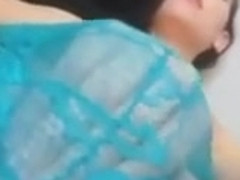 Geiles Luder reibt sich ihre Muschi