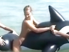 Trois filles exhibent leur cul nu sur une plage