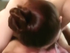 Une jolie rousse sexy en train de sucer