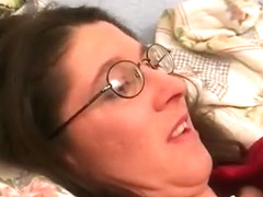 Jos�phine est soulag�e d'offrir sa chatte poilue � quelqu'un