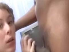 Maéva se venge de son mec, et le trompe avec Rico, ce jeune homme black bien monté, dans une bai.