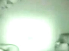 Blondinette suce dans le noir et jouit