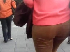 SEXY LADY WALKING IN THE CITY
