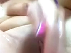 Une fille mouille beaucoup devant sa webcam en se tripotant