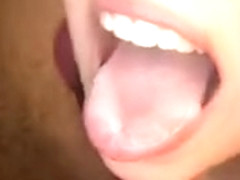 Une brunette sympa s'exhibe avec son copain