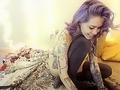Tight tattoo cam model puts on great show