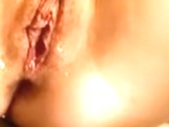 Elle l�che le sperme qui sort de sa chatte poilue