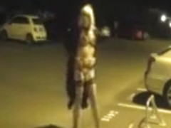 Sonia fait la pute sur le parking