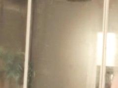 Una putita mostrando sus tetas