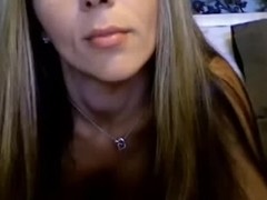 Sexy MILF playing on cam