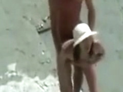 Sveltina sugli scogli a Genova