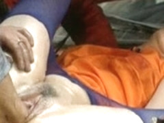 Salope prise en collants dans le garage