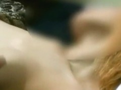 la pelos con su juguete