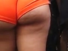wow!! hot tanned chick big booty in orange shorts!!