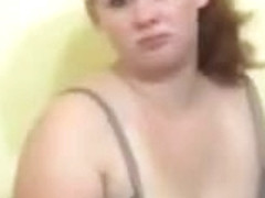 Rothaarige Fettsau stinkt am ganzen Koerper!