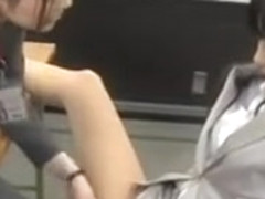 Jeune japonaise en tailleur masturb�e par des pieds