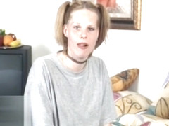 Une blonde fadasse se gode devant la camera