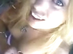 Une blonde le branle doucement dans le jardin