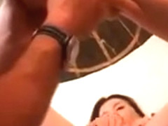 Apr�s des fleurs, c'est une bite dans le cul qui lui fait plaisir