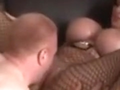 Les seins �normes de cette escort girl le font bander